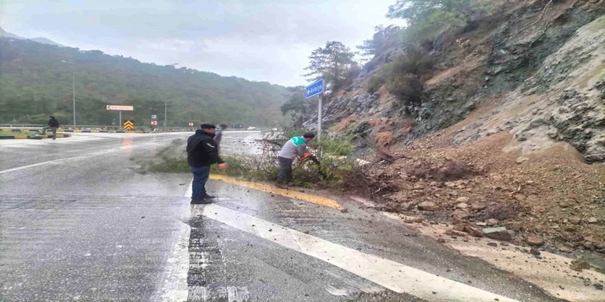 Kemer’de Toprak Kayması