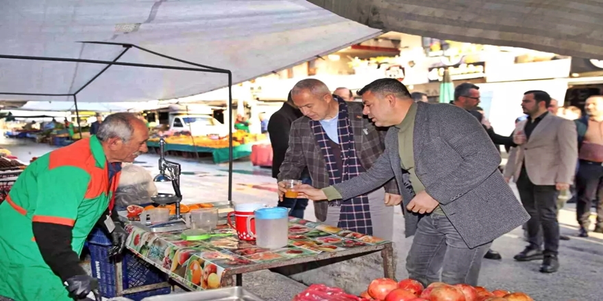 Başkan Özçelik Semt Pazarında Vatandaşlarla Buluştu