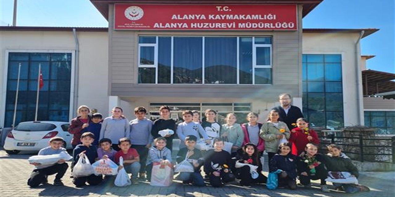 Fatma Özmüftüoğlu İlkokulu Öğrencilerinden Alanya Huzurevine Ziyaret