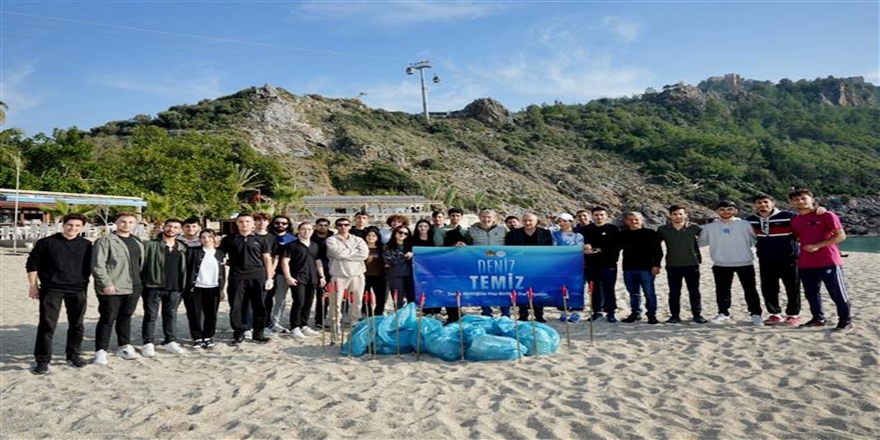 Alanya’da Üniversite Öğrencilerinden Sahil Temizliği