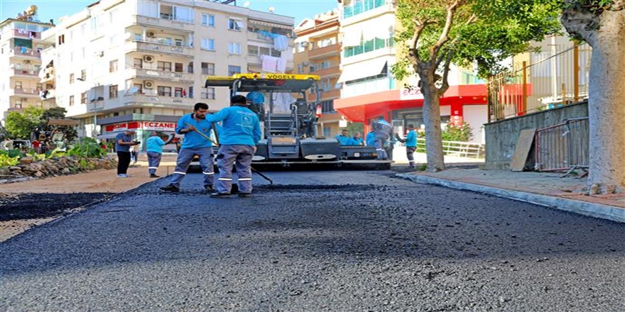 Alanya Belediyesi Sıcak Asfalt Çalışmalarını Sürdürüyor