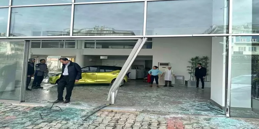 Alanya'da Şerit İhlali Sonucu Otomobil Showroomuna Girdi