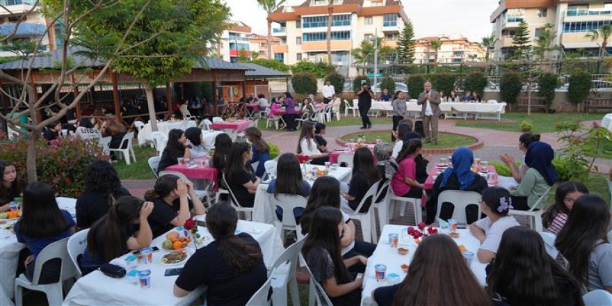 Alanya Belediyesi’nden Kız Öğrencilere Moral Gecesi