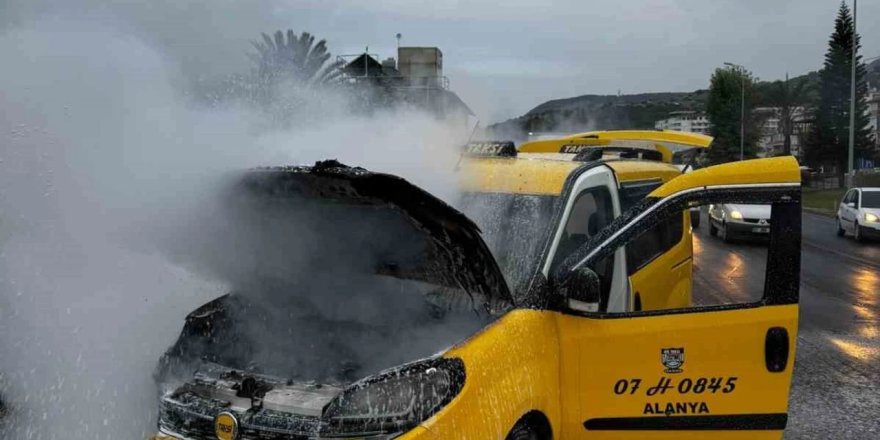 Alanya’da seyir halindeki otomobil alev aldı