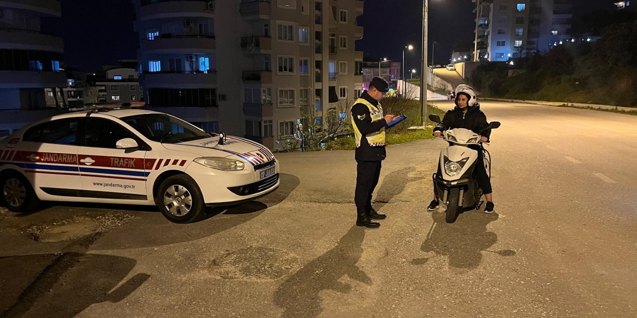 Alanya'da Trafik Uygulamasında Aranan 4 Şahıs Yakalandı