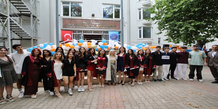 AÜ Sağlık MYO’da mezuniyet coşkusu yaşandı