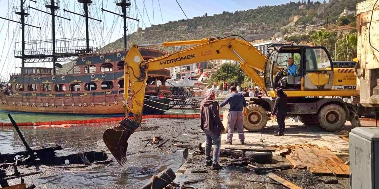 Alanya'da Yanak Teknenin Parçaları Çıkarıldı