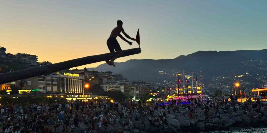 Alanya’da Kabotaj Bayramı Coşkusu Yağlı Direkle Taçlandı