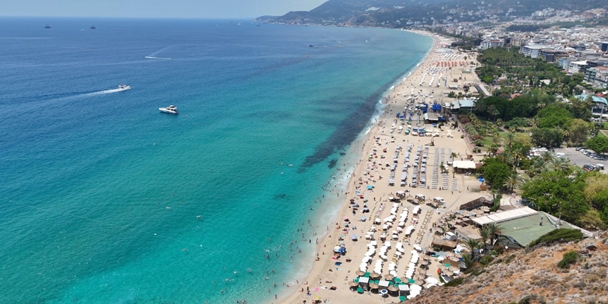 Kleopatra Plajı’nda Tatilci Akını: Alanya Yine Doldu