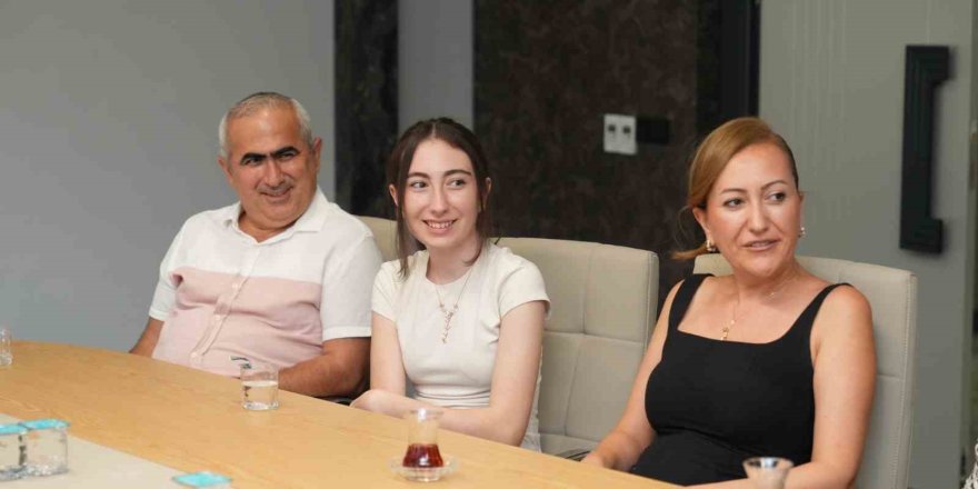 LGS şampiyonlarından Başkan Özçelik’e anlamlı ziyaret