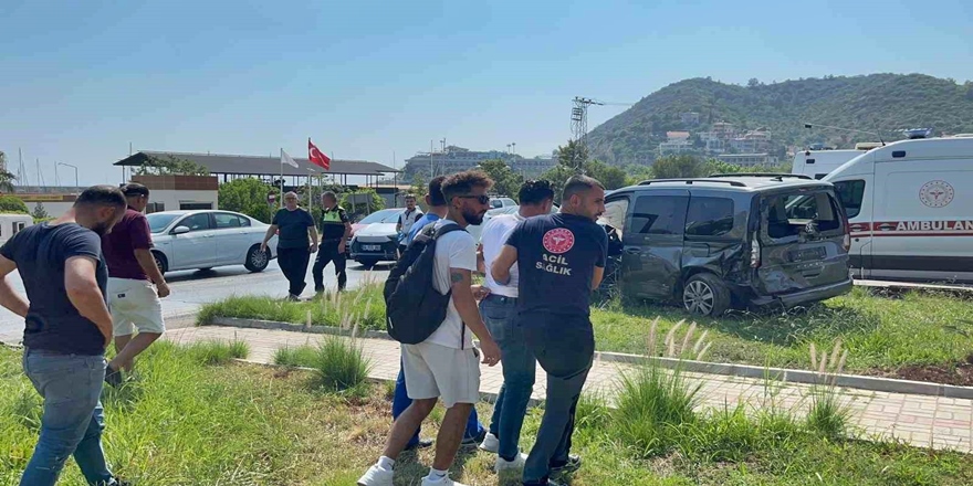 Alanya’da Tur Minibüsüyle Araç Çarpıştı: 2 Yaralı