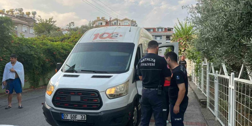 Alanya’da minibüste uyuyan sürücü paniğe neden oldu
