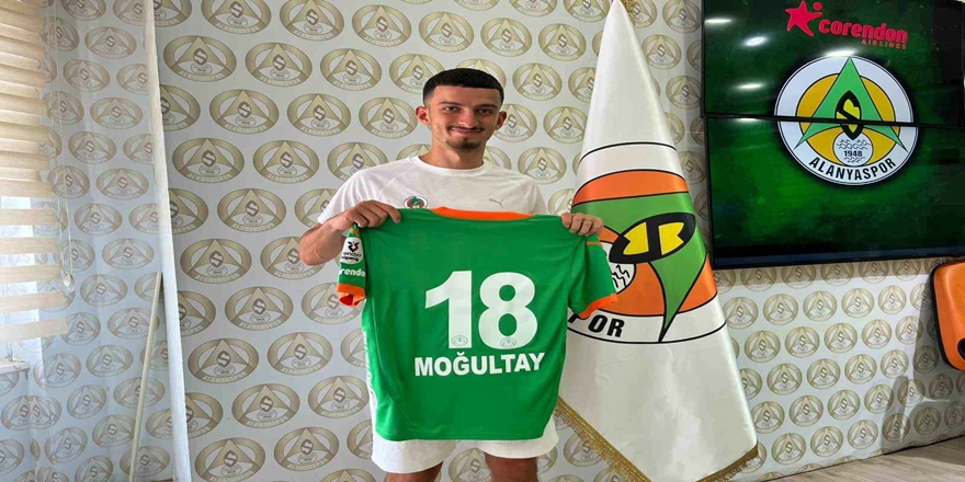 Alanyaspor yeni transferleri için imza töreni düzenledi