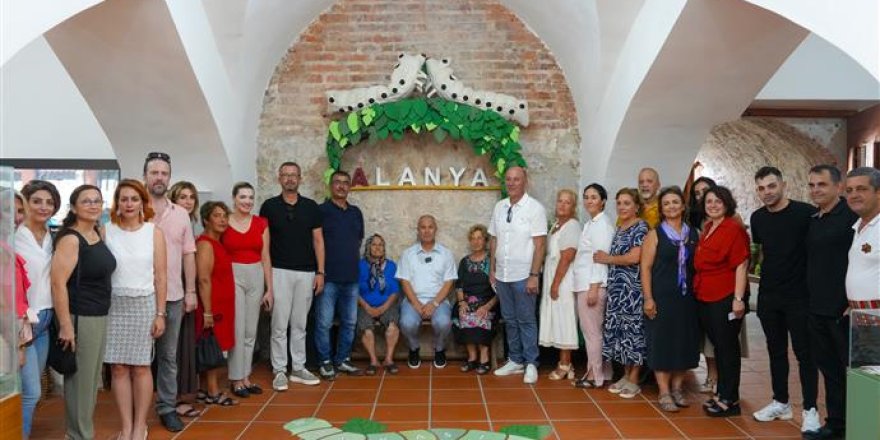 İpeğin İzinde Sergisi Tarihi Bedesten’de Açıldı