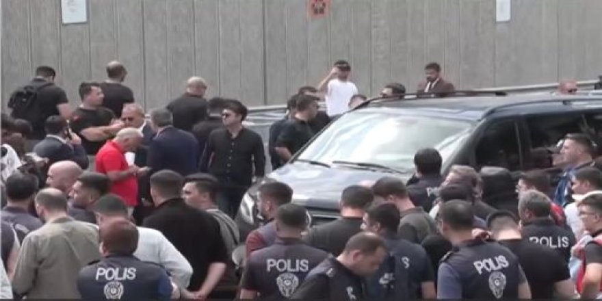 Gürsel Tekin CHP İl Binası Önünde Bekliyor