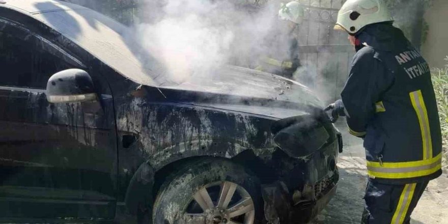 Alanya’da park halindeki otomobil alevlere teslim oldu