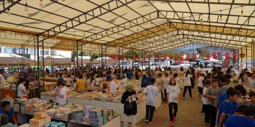 Alanya Kitap Fuarı’na öğrencilerden büyük ilgi