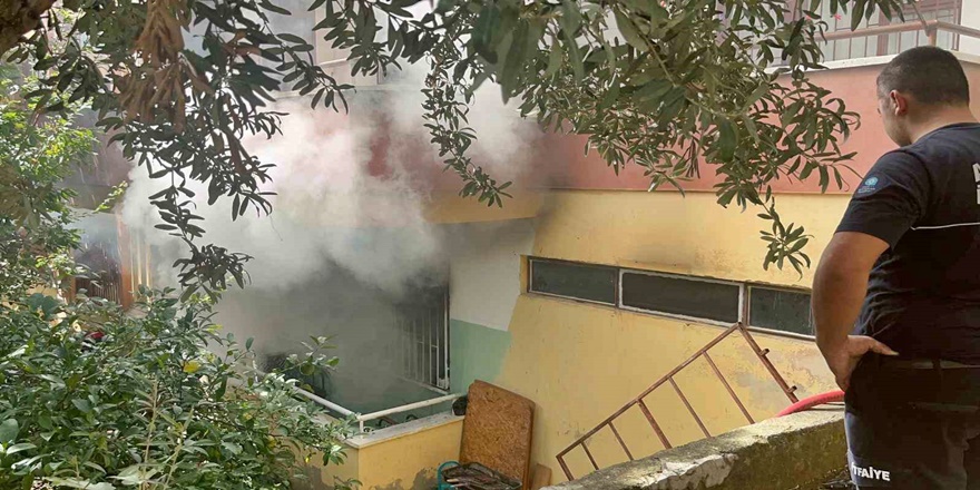 Alanya’da 4 katlı binada çıkan yangın korkuttu