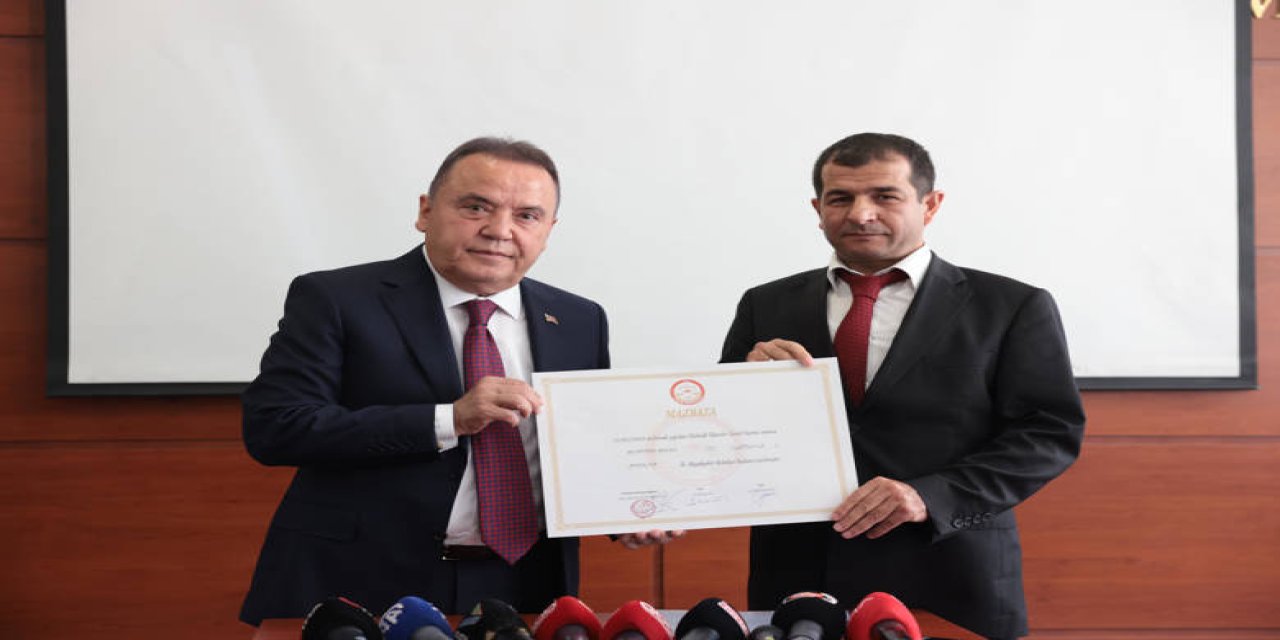 Antalya Büyükşehir Başkanı Muhittin Böcek mazbatayı aldı
