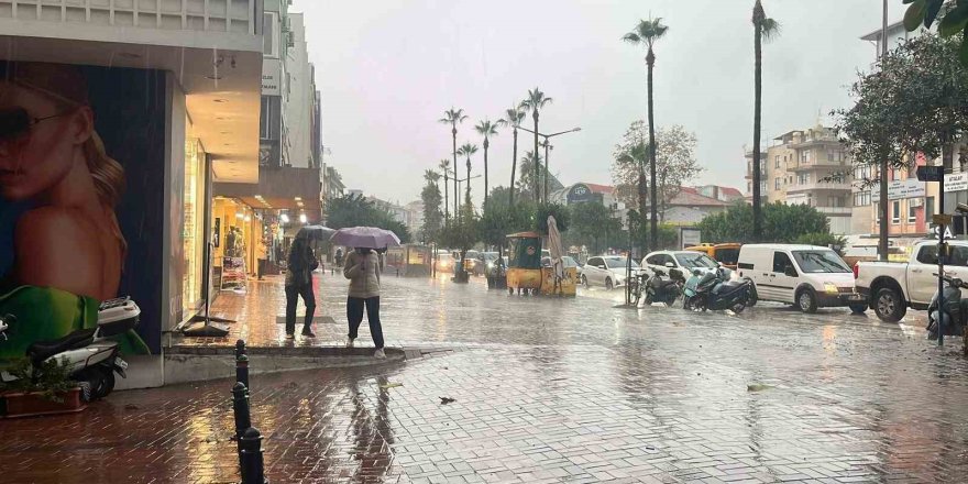 Alanya’da Sağanak ve Dolu Hayatı Olumsuz Etkiledi