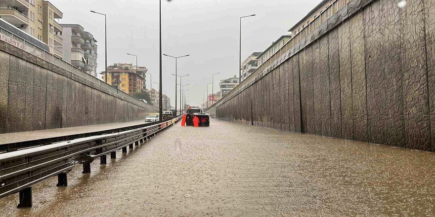 Alanya’da Sağanak Hayatı Durdurdu, Trafik Kilitlendi