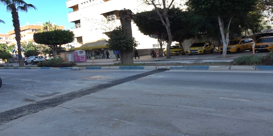 Alanya’da Dükkân Sahibi Tehlikeli Çukurları Kapatttı