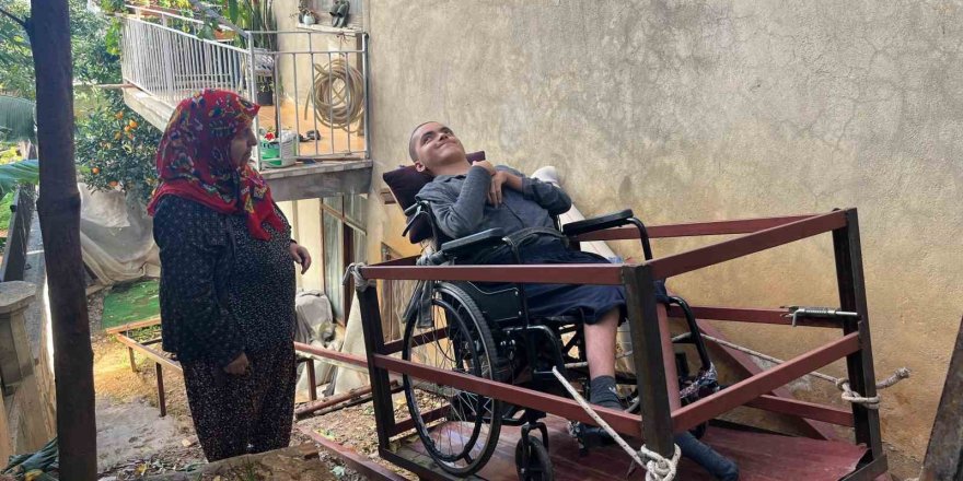 “Üvey Oğlum” Demedi, Engelli Evladına Raylı Asansör Kurdu