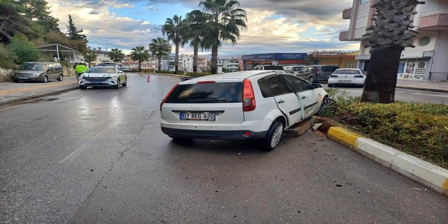 Manavgat’ta kontrolden çıkan otomobil palmiyeye çarptı