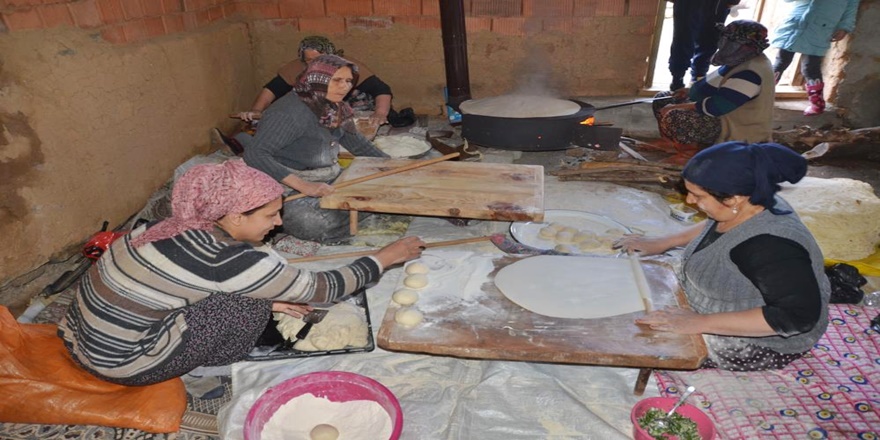 Antalya’da kadınların imeceyle yufka ekmek mesaisi