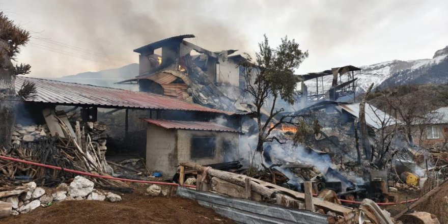 Gündoğmuş’ta yangın faciası: Ev kül oldu, hayvanlar telef