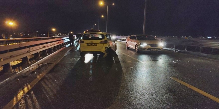 Manavgat’ta köprülü kavşakta zincirleme kaza: 3 yaralı