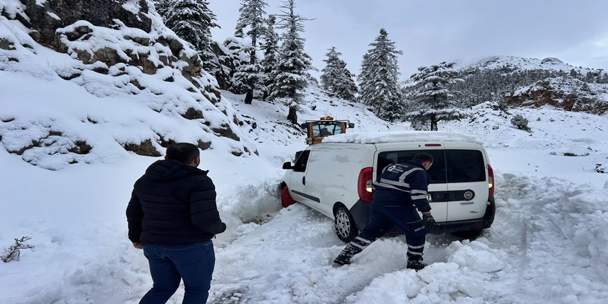 Antalya’nın Yükseklerinde Kar Alarmı: Yollar Açılıyor