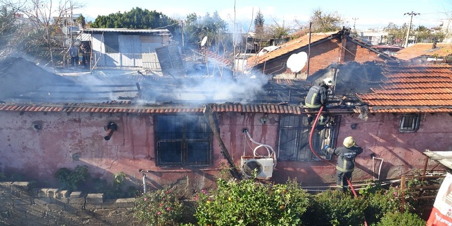 Gecekondu alevlere teslim: Küçük kız gözyaşlarına boğuldu
