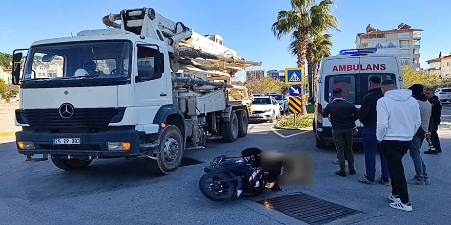 Manavgat’ta motosiklet beton kamyonuna çarptı