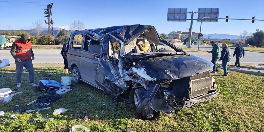 Manavgat’ta kırmızı ışık faciası: Minibüs devrildi