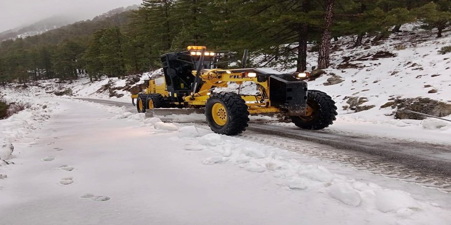 Alanya’nın yükseklerinde karla mücadele aralıksız sürüyor