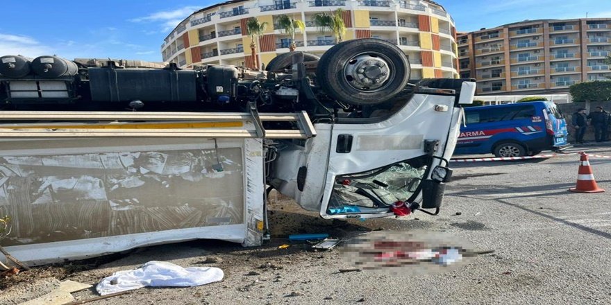 Alanya D-400’de çöp kamyonu devrildi: 1’i ağır 3 yaralı