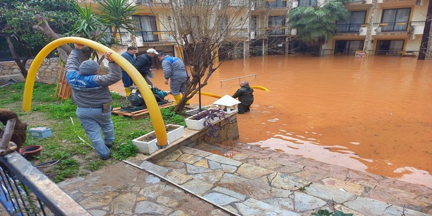 Kemer’de sağanak sonrası seferberlik sürüyor