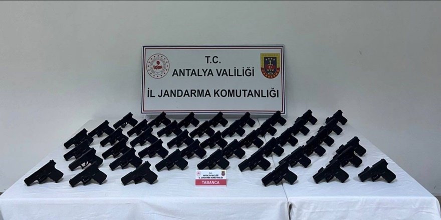 Serik’te Silah Operasyonu: Araçtan 45 Ruhsatsız Tabanca Çıktı