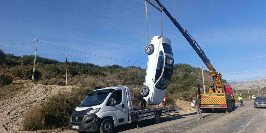 Manavgat’ta Ters Dönen Otomobilde Sürücü Yaralandı