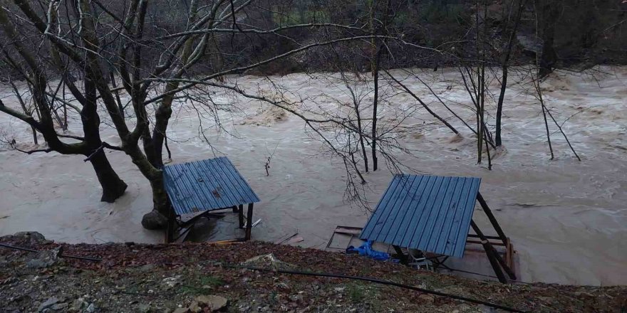 Uçansu Şelalesi Coştu, Yollar Çöktü