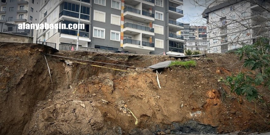 Alanya'da Yol Çöktü, Uçurum Oluştu: 46 Dairelik Bina Alarmda!
