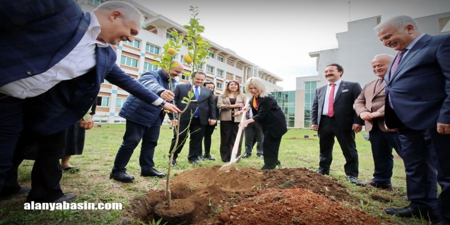 Akdeniz Üniversitesi’nde 100 Fidan Toprakla Buluştu
