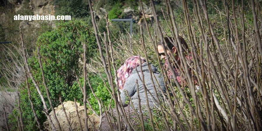 Engelli oğlu için falezlerde eylem yaptı