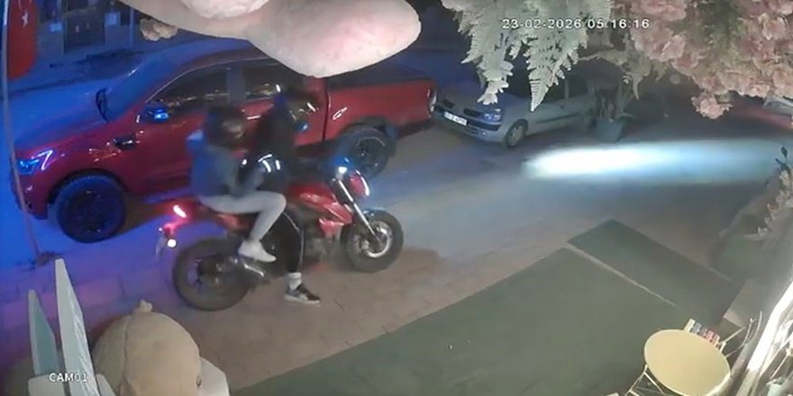 Alanya’da çiçekçinin önündeki ayıyı çaldılar