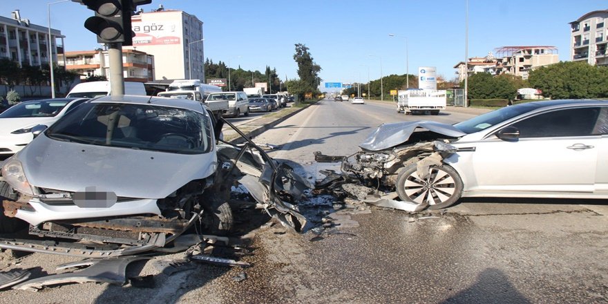 Serik’te Çarpışan Otomobiller: 2 Yaralı Kurtarıldı