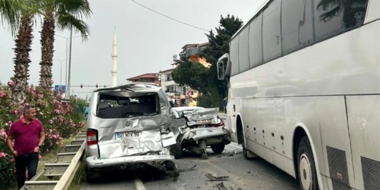 Alanya'da Zincirleme Kaza! 4 Yaralı