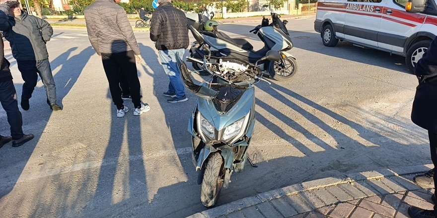 Antalya Bahçelievler’de Motosiklet ve Otomobil Çarpıştı