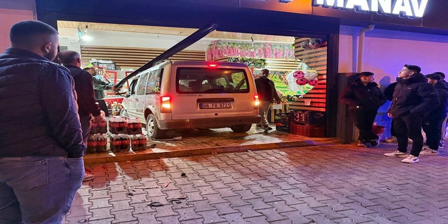 Gazipaşa’da Ehliyetsiz Sürücü Markete Daldı