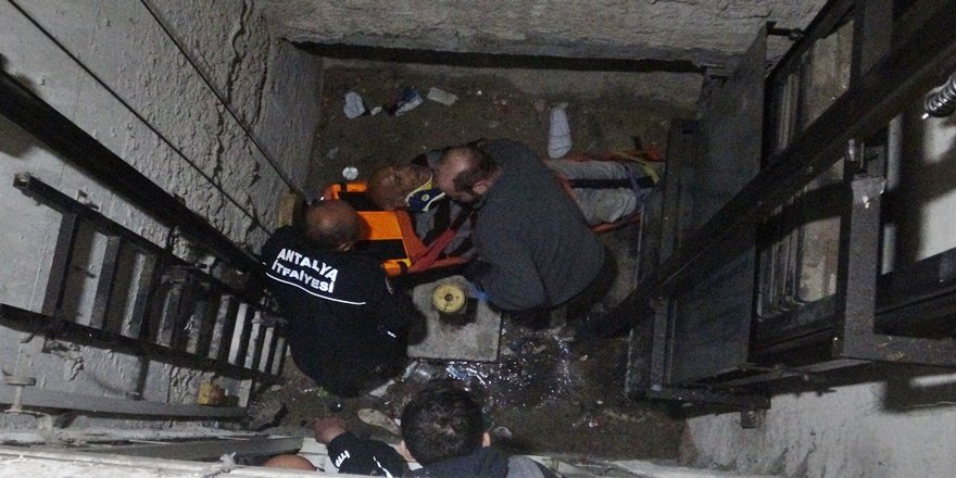 Muratpaşa’da Asansör Boşluğuna Düşen Yaşlı Adam Kurtarıldı